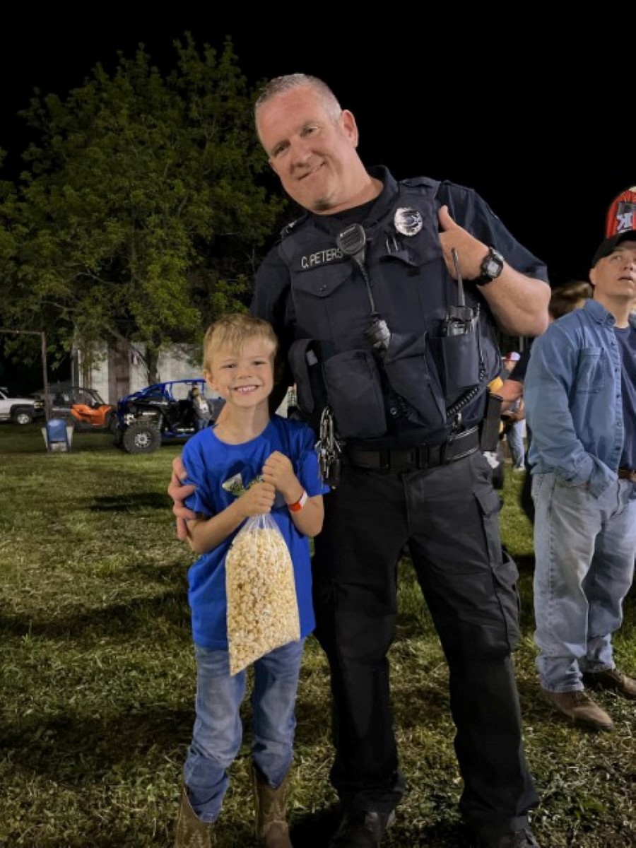 Photo of an officer with a kid